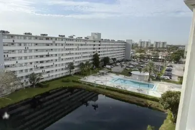 1770 NE 191st St #808-1, Miami: photo 1 of 17