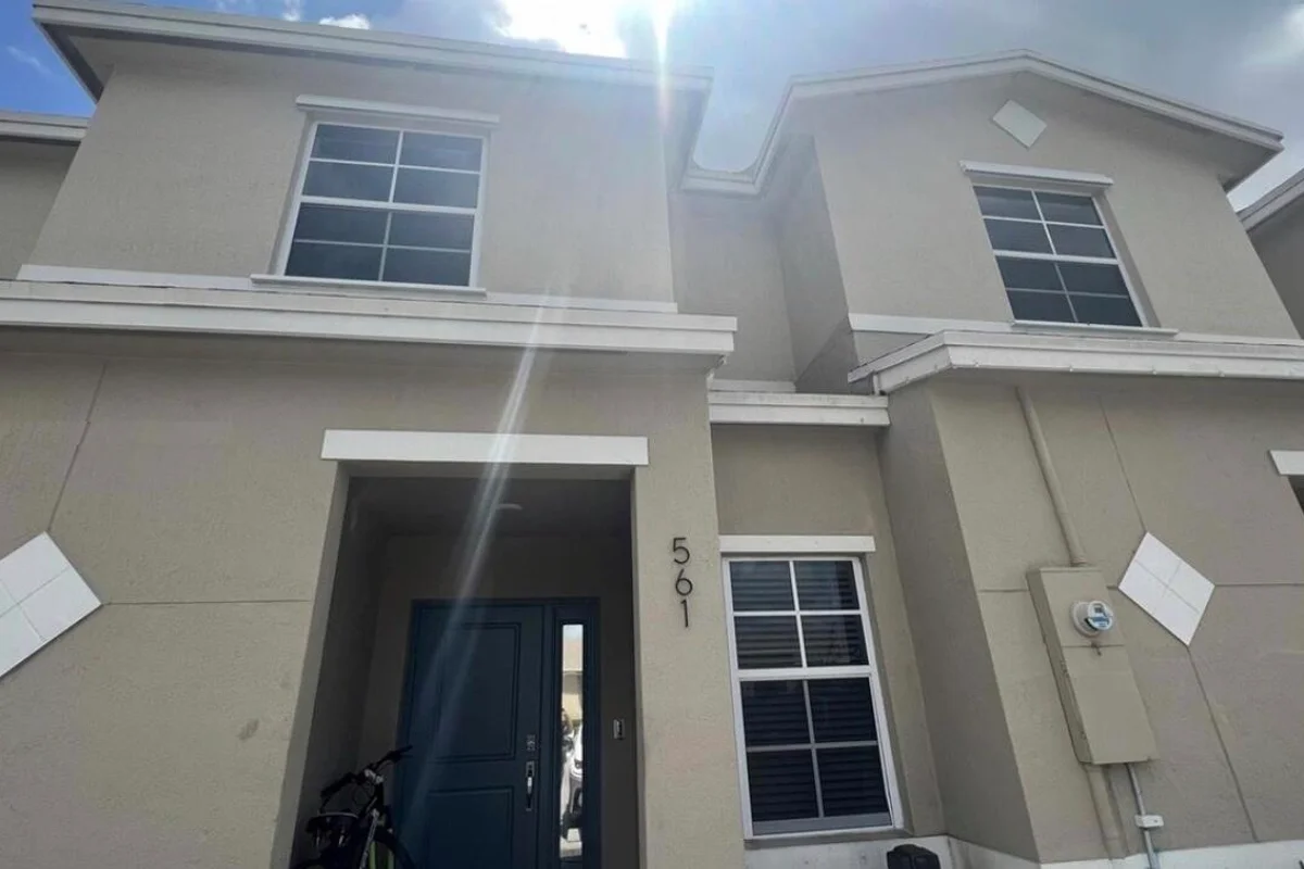 561 NE 5th Way, Florida City: photo 1 of 21