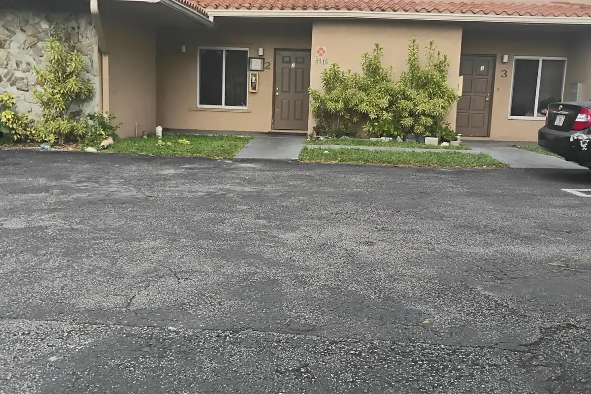 Apartment in Coral Springs: photo 1 of 12