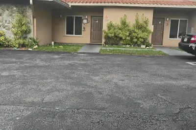 Apartment in Coral Springs: photo 1 of 12