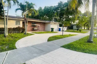 6790 SW 10th Ct, Pembroke Pines: photo 1 of 11