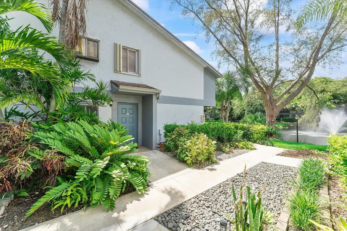 2705 S Oakland Forest Dr #104, Oakland Park: photo 1 of 33