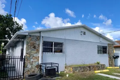 2735 NW 27th St, Miami: photo 1 of 17