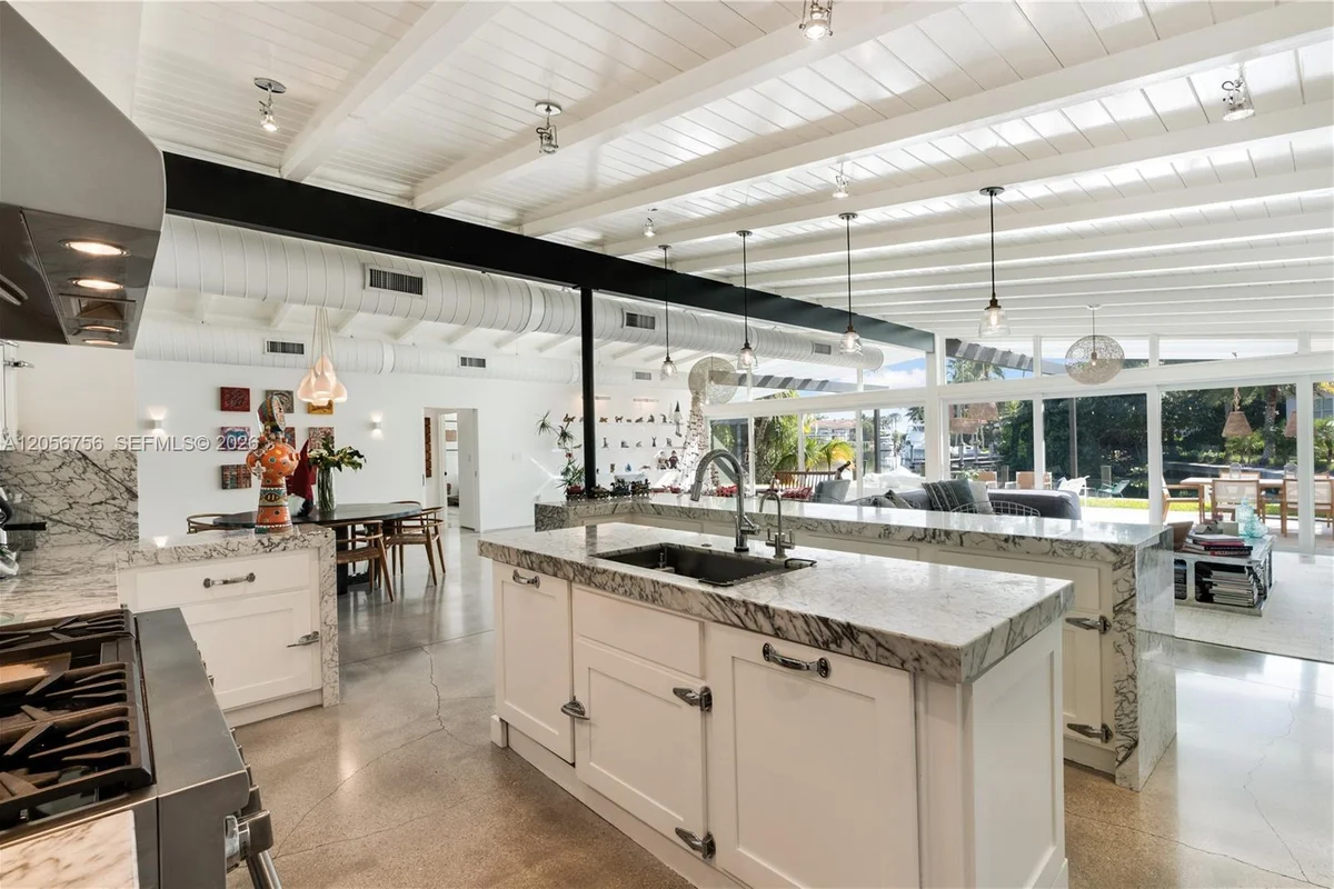 270 Island Dr, Key Biscayne: photo 1 of 19