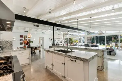 270 Island Dr, Key Biscayne: photo 1 of 19