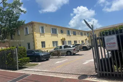 1326 SW 6th St #10, Miami: photo 1 of 15