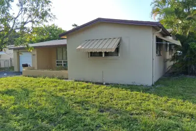 7757 SE Embassy Blvd, Miramar: photo 1 of 9