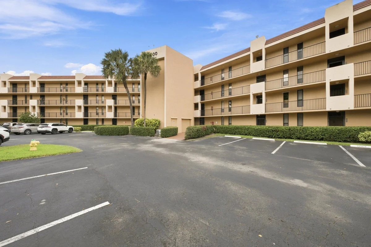 6539 Coral Lake Dr #403, Margate: photo 1 of 26