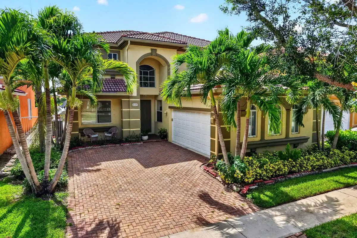 809 Triana St, West Palm Beach: photo 1 of 54