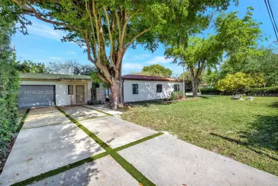 2198 NE 183rd St, North Miami Beach: photo 1 of 13
