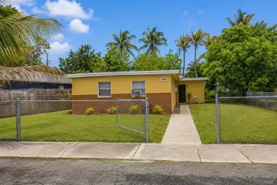 2930 NW 8th St, Fort Lauderdale: photo 1 of 9