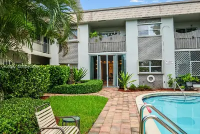 1541 NE 34th Ct #104, Oakland Park: photo 1 of 15