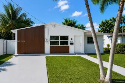 2249 Johnson St, Hollywood: photo 1 of 12