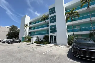 652 NE 63rd St #404, Miami: photo 1 of 19