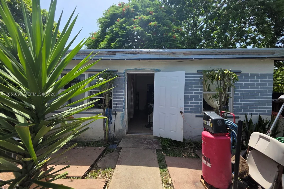 722 SW 3rd Ave, Homestead: photo 1 of 14