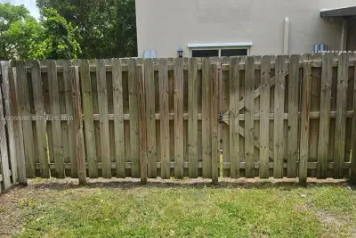 561 NE 5th St, Florida City: photo 1 of 6