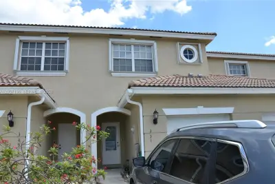 351 SW 121st Ave, Pembroke Pines: photo 1 of 23