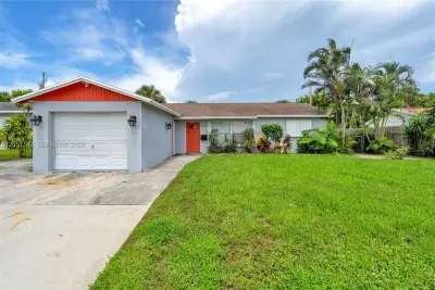 1320 W 26th Ct, Riviera Beach: photo 1 of 8