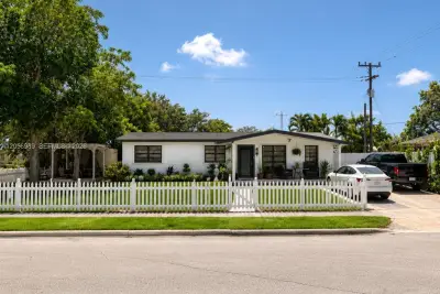 7061 Moseley St, Hollywood: photo 1 of 33