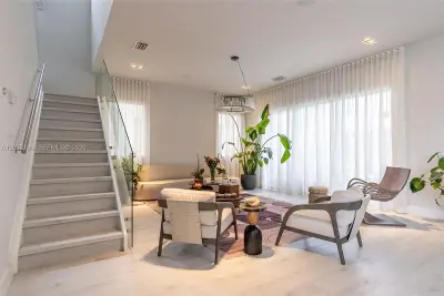 10043 NW 75th Ter, Doral: photo 1 of 47
