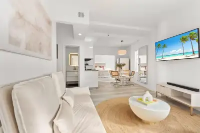 530 Ocean Dr, Miami Beach: photo 1 of 40