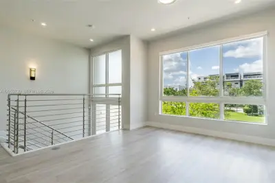 House in Doral: photo 1 of 55