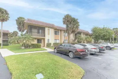 325 Lakeview Dr #102, Weston: photo 1 of 27