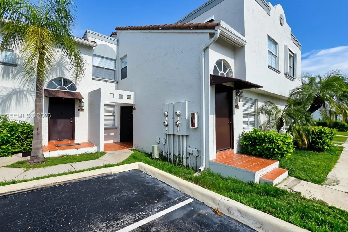 Apartment in Doral: photo 1 of 24