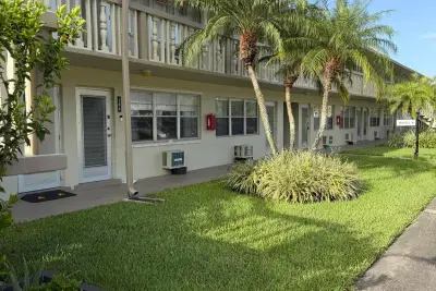 155 Sussex H, West Palm Beach: photo 1 of 10