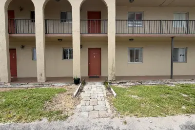 6112 Forest Hill Blvd #109, West Palm Beach: photo 1 of 12