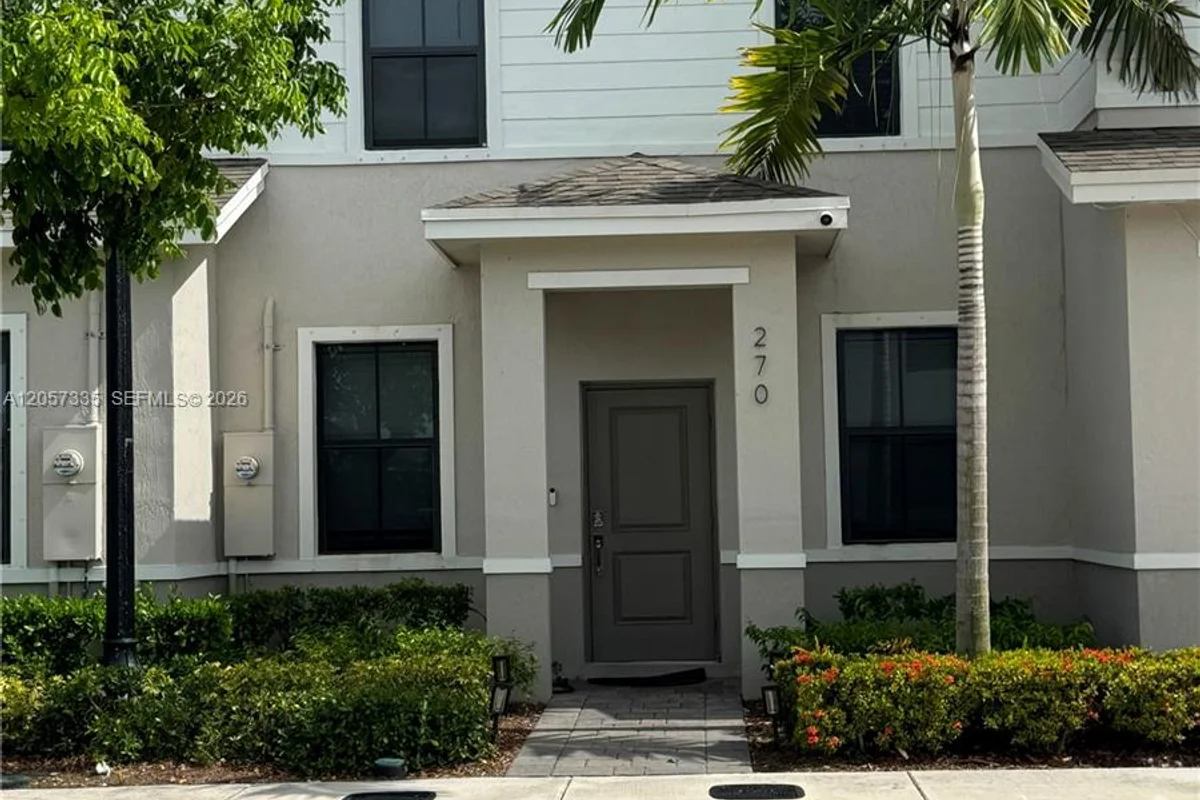 270 NE 12th St, Florida City: photo 1 of 23