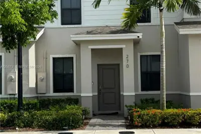 270 NE 12th St, Florida City: photo 1 of 23