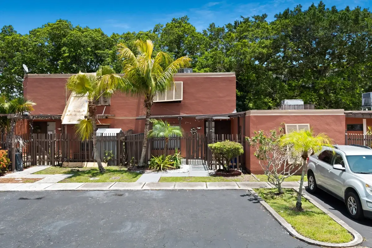1517 Fairway Rd, Pembroke Pines: photo 1 of 36