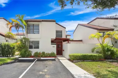 443 NW 97th Pl, Miami: photo 1 of 21