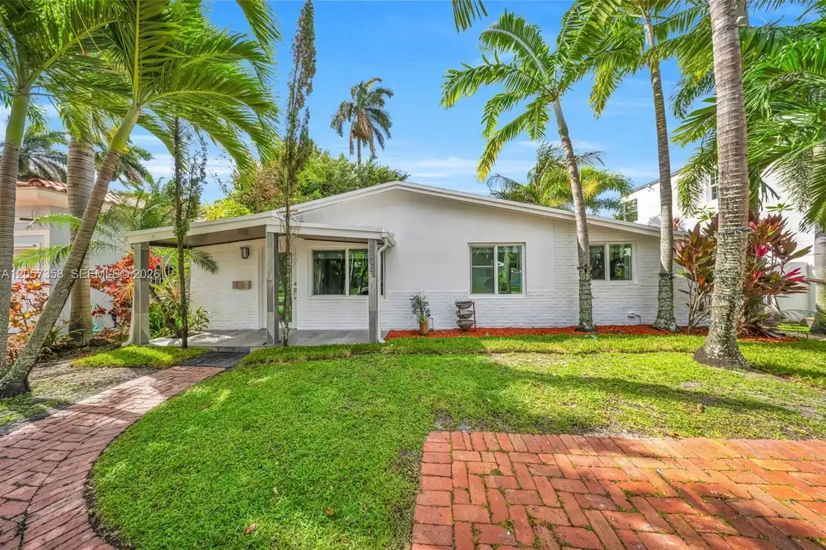 1104 NE 85th St, Miami: photo 1 of 69