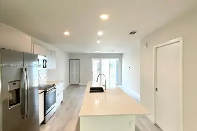 2555 NE 193rd St #2206, Miami: photo 1 of 26
