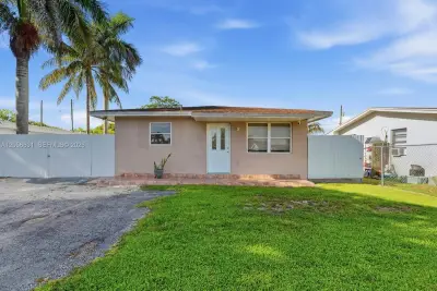 827 SW 3rd St, Florida City: photo 1 of 17