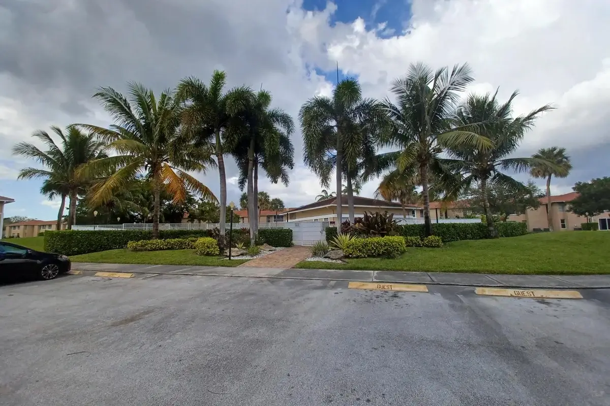 10036 Twin Lakes Dr #37-f, Coral Springs: photo 1 of 4
