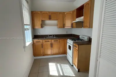 529 NE 66th St #7, Miami: photo 1 of 5