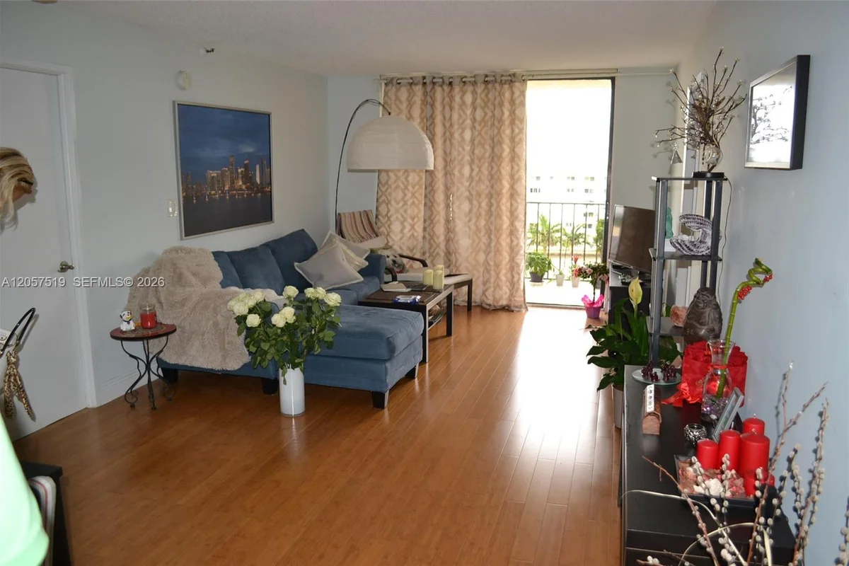 Condo in Sunny Isles Beach: photo 1 of 17