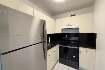 1860 SW 22nd St #4, Miami: photo 1 of 10