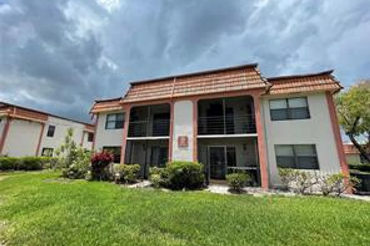 871 NE 207th Ln #104-15, Miami: photo 1 of 10