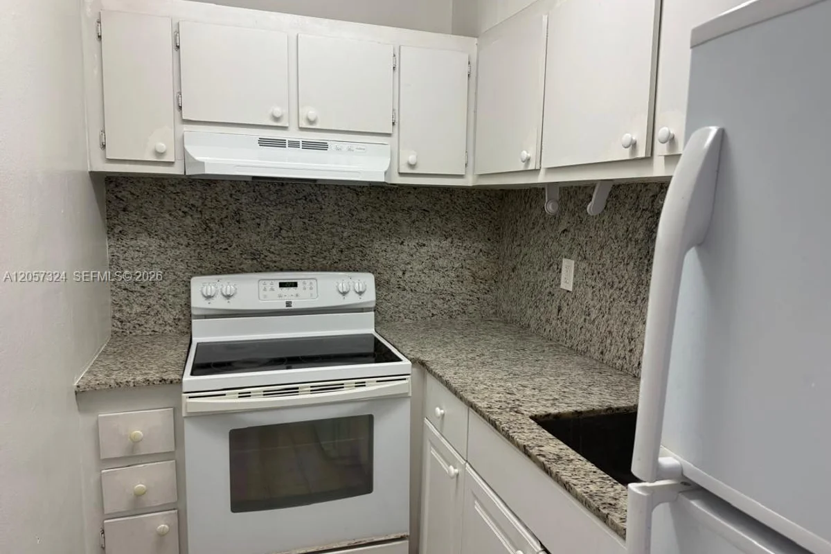 4725 NW 7th St #206-3, Miami: photo 1 of 10