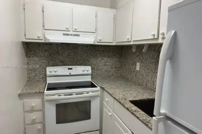 4725 NW 7th St #206-3, Miami: photo 1 of 10