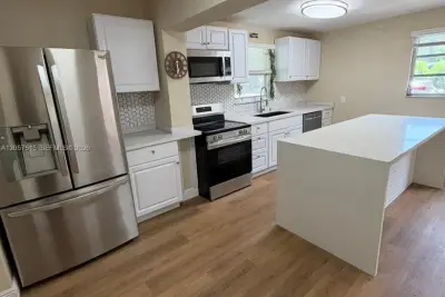 734 SW 8th St, Dania Beach: photo 1 of 15