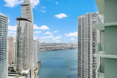 77 SE 5th St #4106, Miami: photo 1 of 38