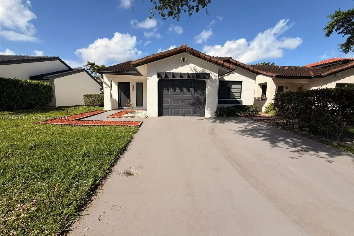 6641 NW 174th Ter, Hialeah: photo 1 of 36