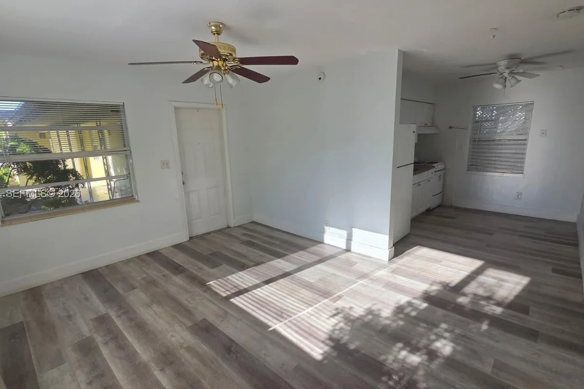 808 NE 10th St #3, Hallandale Beach: photo 1 of 14
