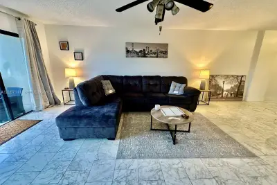 800 NE 195th St #314, Miami: photo 1 of 37
