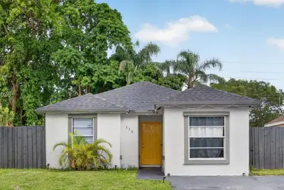 738 SW 7th Ter, Florida City: photo 1 of 37